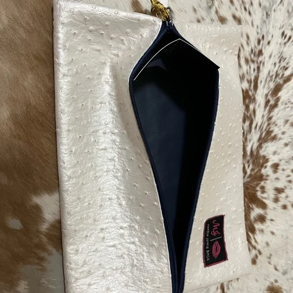 NWT Makeup Junkie size medium White Textured Clutch with Tassel - Picture 2 of 3